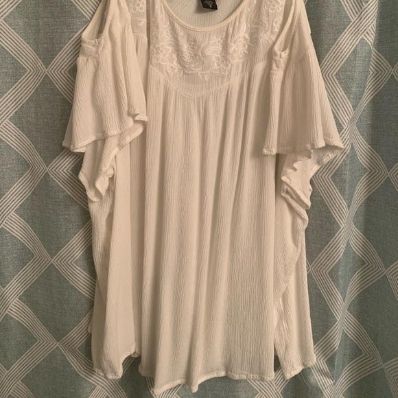 Torrid 4x cold shoulder white top - Picture 2 of 4